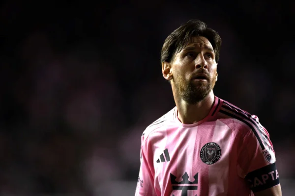 Imagem colorida de Messi, do Inter Miami- Metrópoles