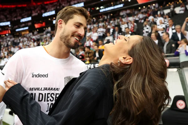 O goleiro Kevin Trapp e a modelo Izabel Goulart após partida entre Frankfurt e West Ham pela Liga Europa - Metrópoles