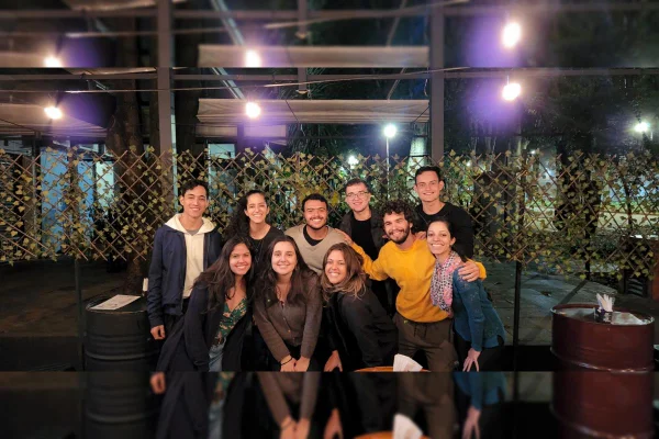 Grupo de 10 pessoas abraçadas em fileiras para a foto