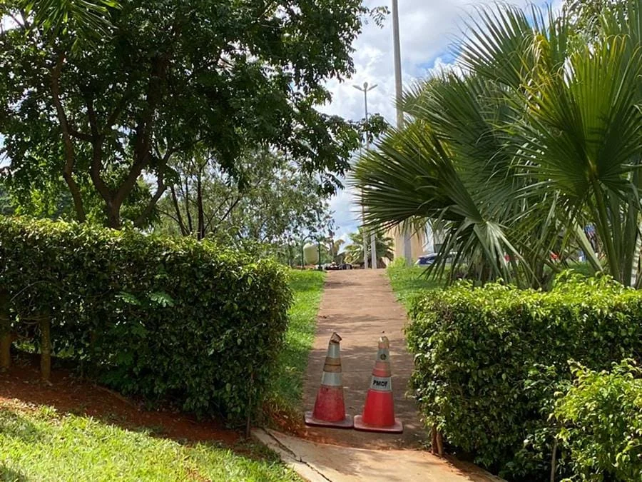 Testemunhas alegaram ter visto, dentro de uma lixeira, um item que fazia barulho semelhante ao de um relógio Testemunhas alegaram ter visto, dentro de uma lixeira, um item que fazia barulho semelhante ao de um relógio