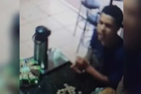 Imagem de câmera de segurança mostra bandidos assaltando padaria em MS