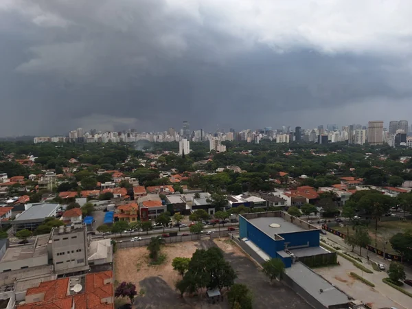 Imagem mostra nuvens de chuva - Metrópoles