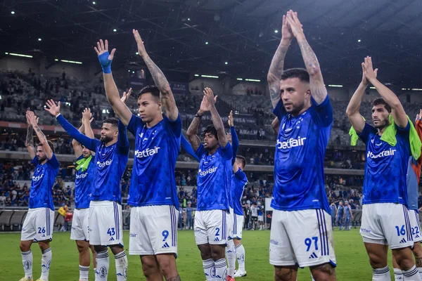 Imagem colorida de jogadores do Cruzeiro - Metrópoles