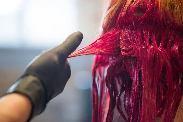 Mulher polemiza ao pintar cabelo de menina com cores do arco-íris
