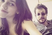 Julia Boggiss e  Edward Boggiss fazem selfie