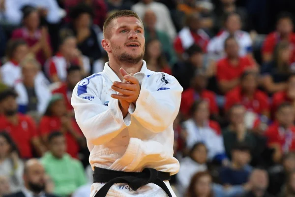 Foto colorida do judoca Akil Gjakova - Metrópoles