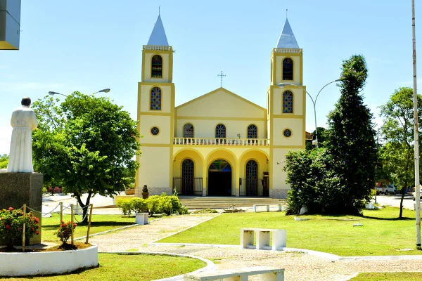 Imagem colorida de igreja na cidade de Poconé (MT) - Metrópoles