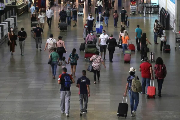 Em foto colorida movimentação de viajantes vindos do exterior no desembarque no Aeroporto Internacional de São Paulo, em Guarulhos 13 - Metrópoles