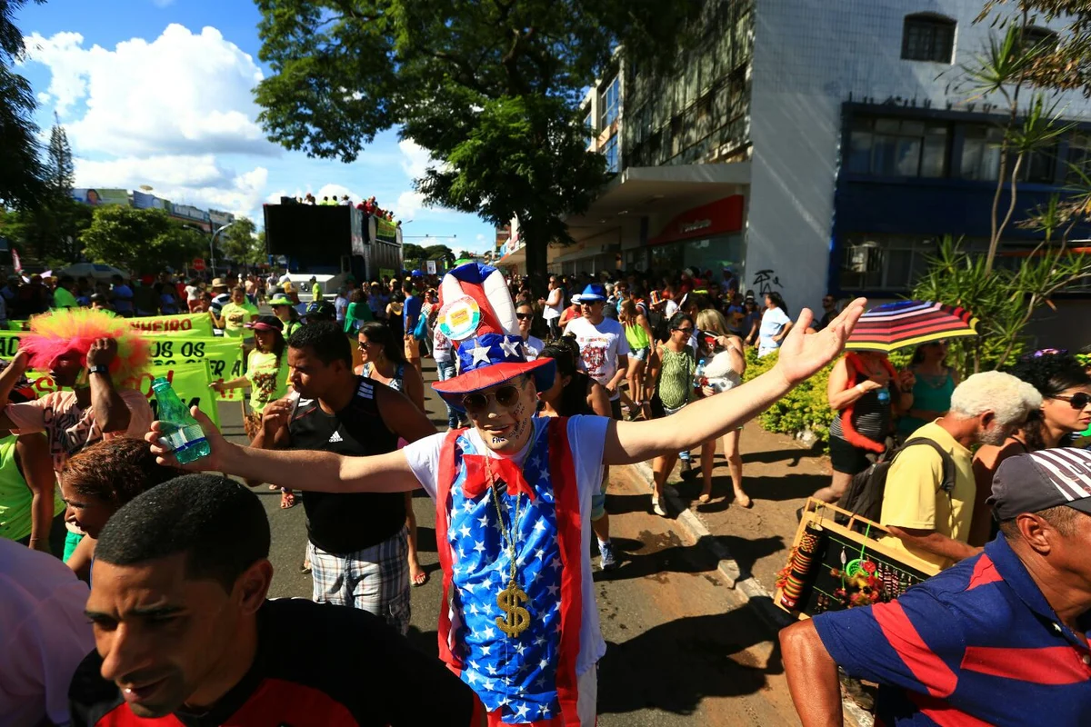 Foliões tomam as ruas de Brasília no segundo dia de carnaval - imagem 8 Foliões tomam as ruas de Brasília no segundo dia de carnaval - imagem 8