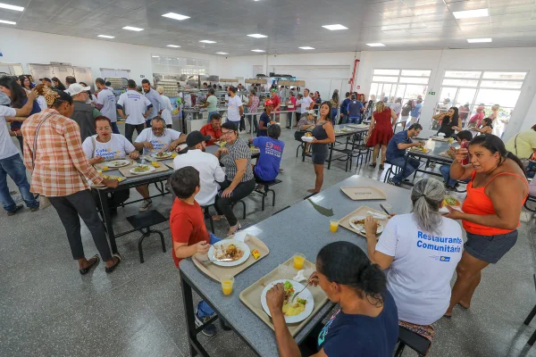 Pessoas almoçando em restaurante popular