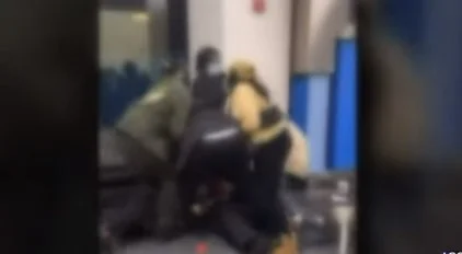 Vídeo: agentes aéreos de aeroporto nos EUA são agredidos por passageiros