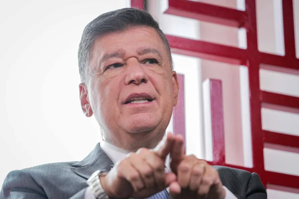 O senador Carlos Viana (Podemos-MG), presidente da CPMI do INSS, concede entrevista ao Acorda Metrópoles.