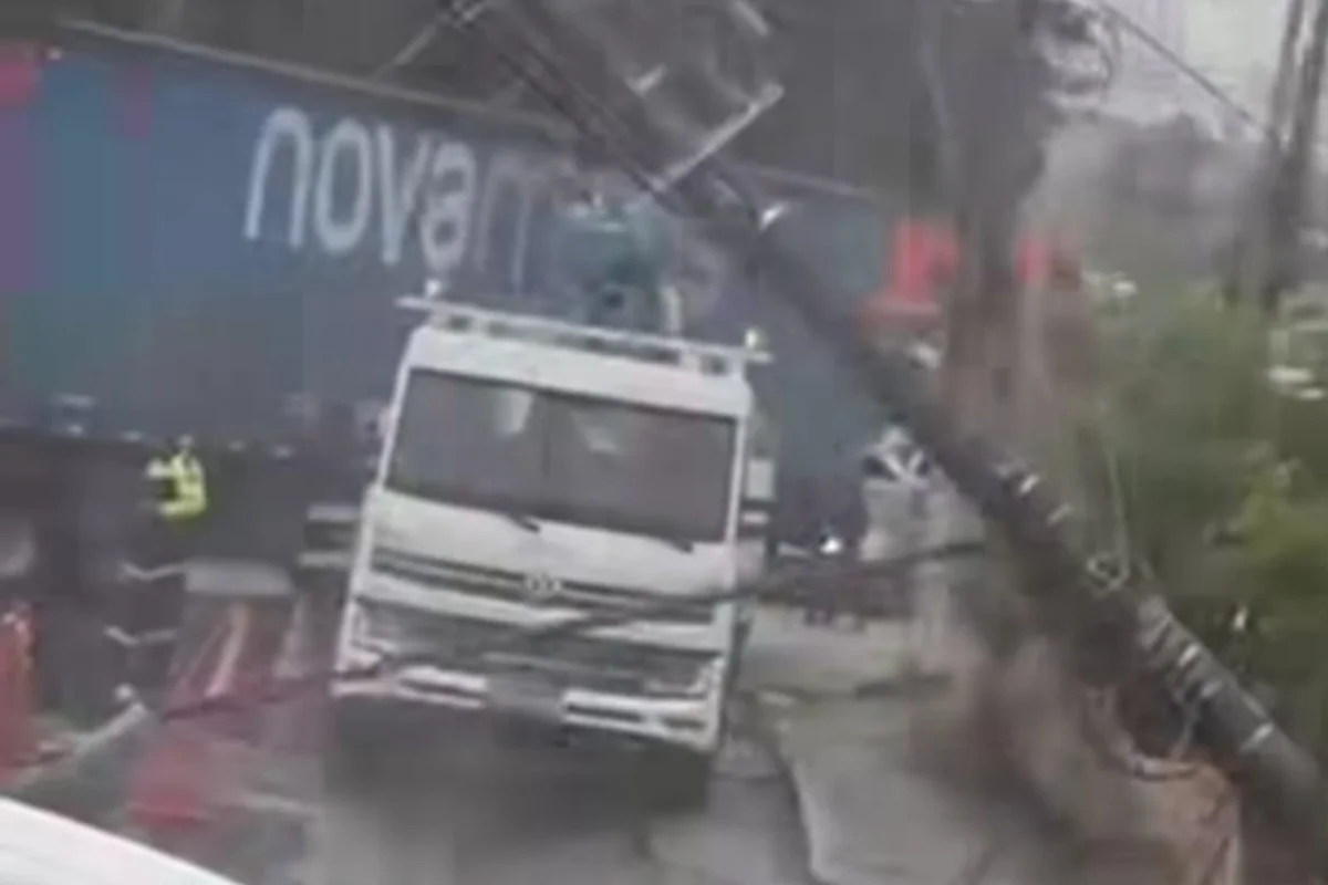 Trânsito: poste cai e rompe adutora da Sabesp no Trevo de Bonsucesso - imagem 1 Trânsito: poste cai e rompe adutora da Sabesp no Trevo de Bonsucesso - imagem 1