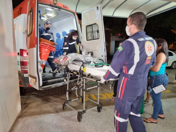criança em maca entrando no carro do samu