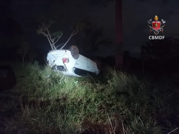 Dois jovens e duas crianças ficam feridos após carro capotar na DF-250