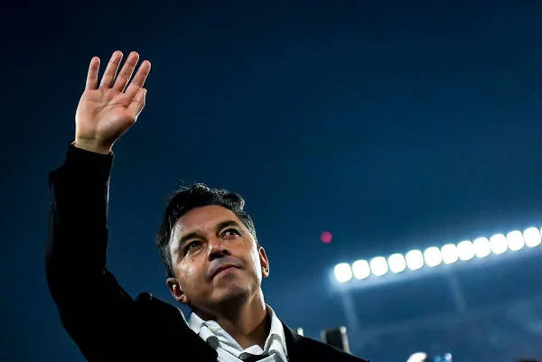 Marcelo Gallardo, técnico do River Plate, cumprimenta os torcedores em sua última partida no Estádio Más Monumental Antonio Vespucio Liberti após a partida entre River Plate e Rosario Central pela Liga Profissional em Buenos Aires, Argentina - Metrópoles