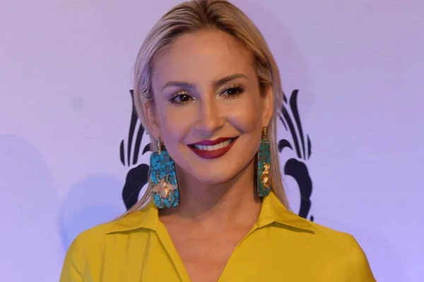 Claudia Leitte briga com fã por causa de celular: “Olha para mim!”
