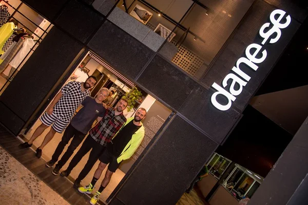 Convidados prestigiam abertura da flagship da Dane-se, na Asa Sul
