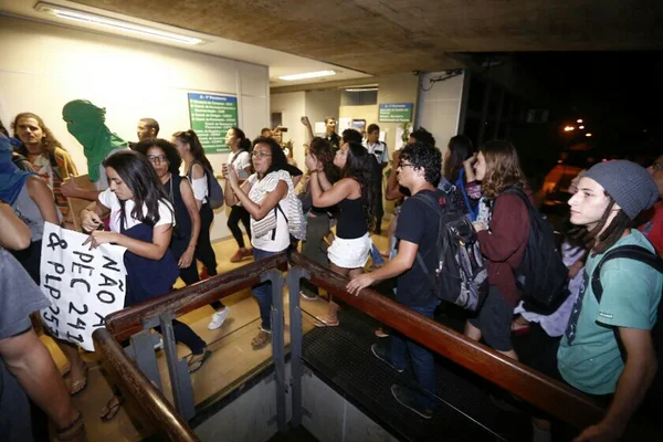 Alunos da UnB ocupam reitoria contra a PEC do Teto dos Gastos Públicos