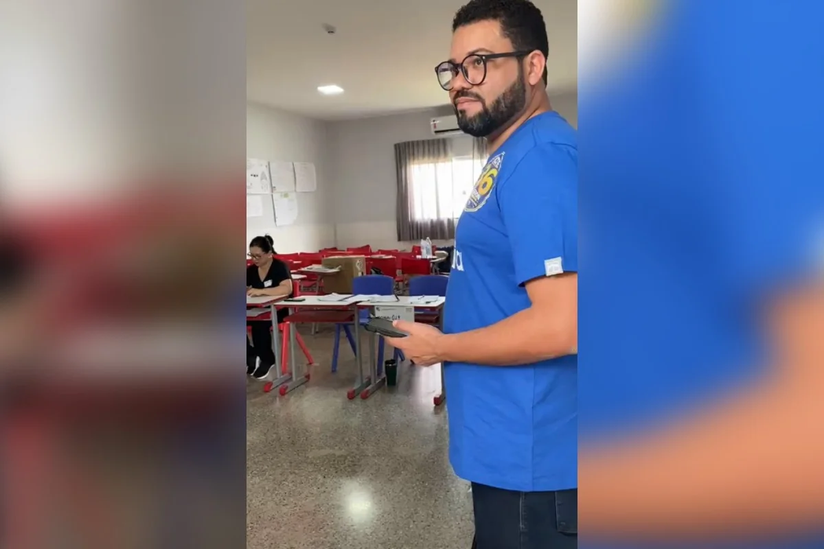 Elisson Ferreira em sala de votação