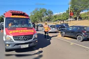 Acidente com carros e ambulância Acidente com carros e ambulância