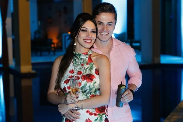 Larissa Fontineli e Renato Franco recebem amigos em chá bar tailandês