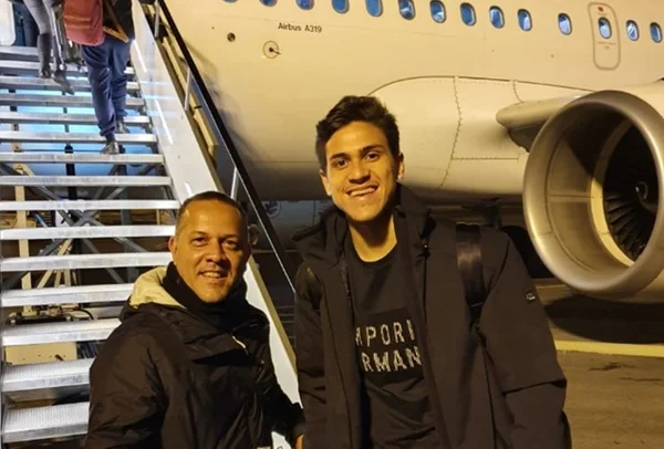 Rumo ao Fla: “Tô voando alto”, publica Pedro a caminho do Rio