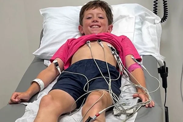 foto colorida de criança deitado em uma cama hospitalar - Metrópoles.