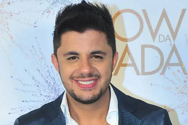 Aos 13 anos, filho de Cristiano Araújo, chamou a atenção por se parecer com o pai. Bernardo celebrou a primeira eucaristia no sábado (11/4) - Metrópoles
