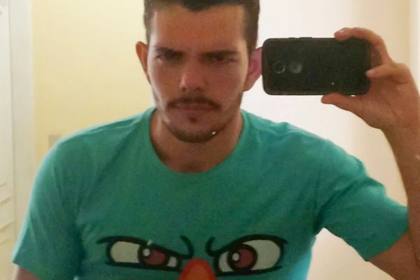 Ex-filiado do partido Novo tenta atacar prefeito de Cuiabá com machado