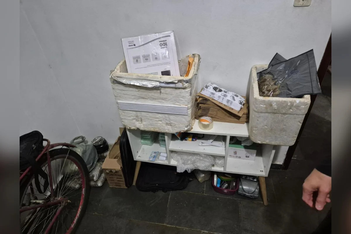 PF prende traficante que estocava tijolos de maconha em casa no Rio - imagem 1 PF prende traficante que estocava tijolos de maconha em casa no Rio - imagem 1