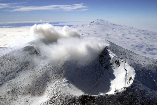 Imagem colorida do Monte Érebo libera cerca de 29,2 kg de ouro no ar, todos os anos - Metrópoles