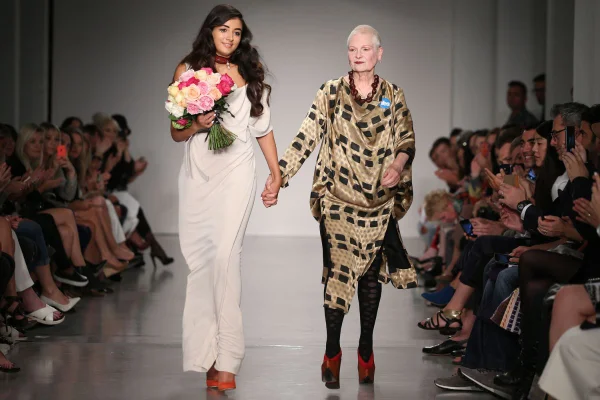 Na imagem com cor, foto de Cora Corré, neta da vivienne westwood, com a designer - metrópoles