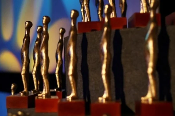 Foto colorida das estatuetas do Festival de Brasília do Cinema Brasileiro - Metrópoles