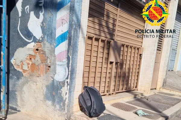 Foto colorida de mochila em rua de Ceilândia
