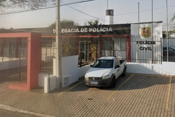 Imagem colorida de delegacia de Itu, local onde homem fugiu. Metrópoles
