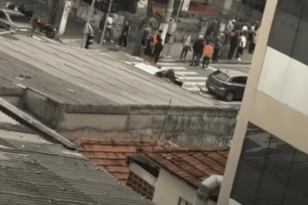 Imagem colorida de troca de tiros entre PM de folga e suspeito de tentativa de assalto - Metrópoles