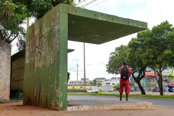 Sem investimento, paradas de ônibus caem aos pedaços no DF