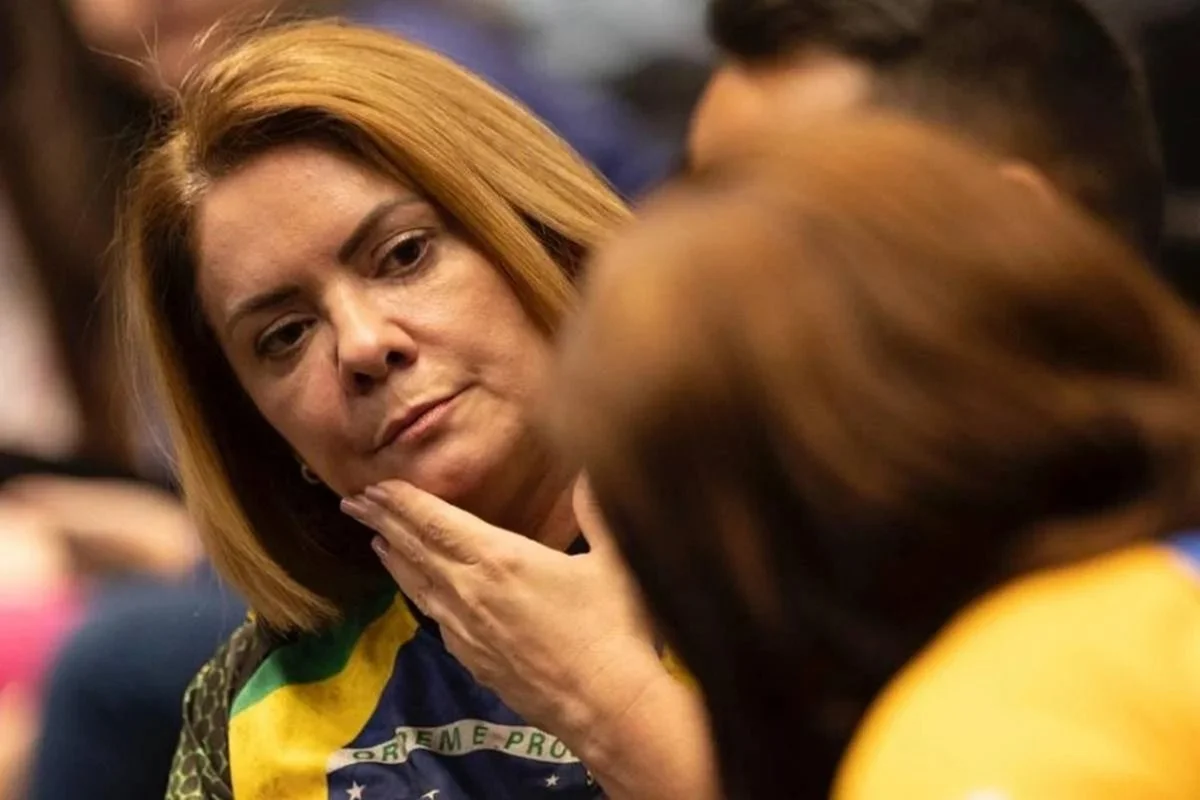 TSE bloqueia bens de ex-esposa de Jair Bolsonaro