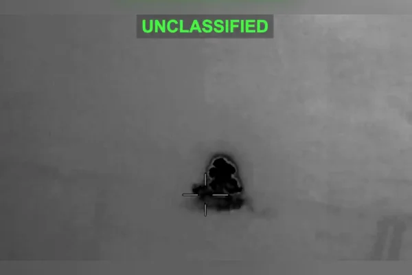 EUA divulga vídeo de ataque contra alvo do Irã no Estreito de Ormuz