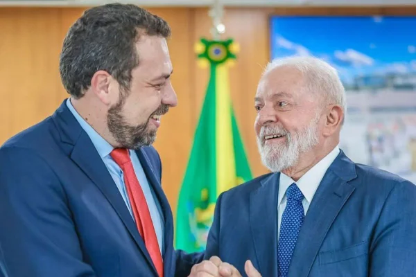 Foto colorida de Guilherme Boulos e Lula - Metrópoles