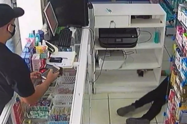 Funcionária desmaia durante assalto em farmácia. Veja o vídeo