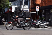 Moto passa pela Rua Teodoro Sampaio, em Pinheiros, em São Paulo
