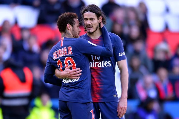 Vídeo: pênalti para o PSG, Neymar pega bola e entrega para Cavani