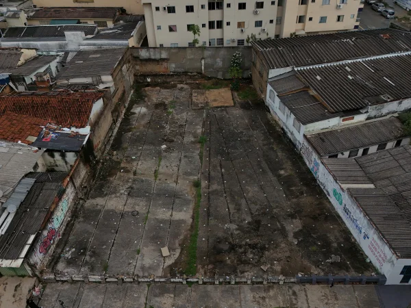Imagem aérea do terreno onde funcionava o ferro-velho de Devair Alves Ferreira, que se tornou palco do acidente radiológico com Césio-137, em Goiânia, em 1987. Hoje, o local está abandonado - Metrópoles