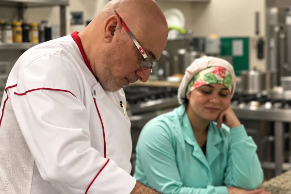 Da cozinha de família à consolidação na gastronomia árabe em Brasília: conheça o chef Isaac Elias