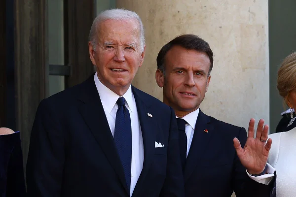 Imagem colorida do presidente dos EUA, Joe Biden, e do presidente da França, Emmanuel Macron - Metrópoles