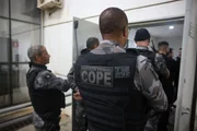 As diligências ocorreram nos bairros Santa Cecília, Vila Itatiaia e Conferência Cristo Rei, em Montes Claros, além de unidades prisionais