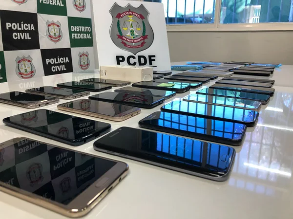 Porteiros ajudavam bando que clonava cartões para comprar celulares