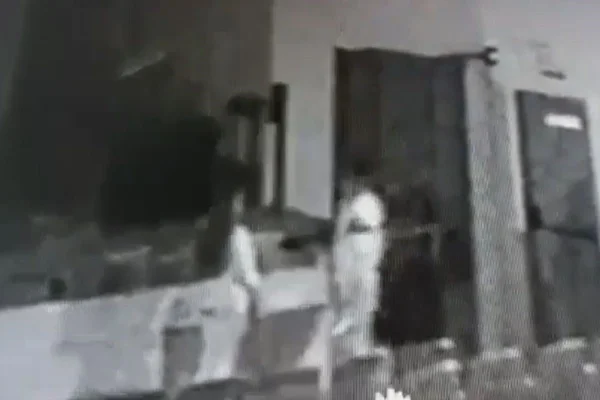 Print de vídeo em preto e branco mostra vultos de um homem e de uma mulher frente a frente